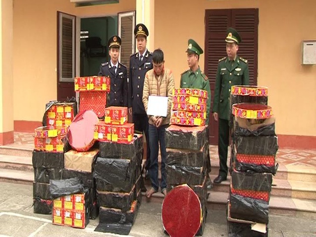 Gia cố sàn xe tải thành 2 lớp để vận chuyển hơn 600kg pháo nổ