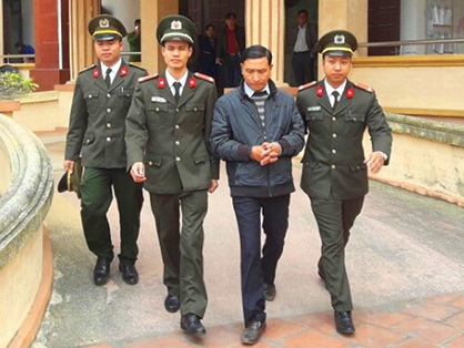 Không được thăng tiến, bí thư xã vu khống sếp ngoại tình