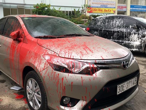 Nhiều xế hộp ở bãi giữ xe bị ném sơn lúc rạng sáng