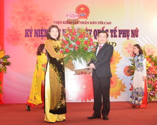 Phó Viện trưởng VKSNDTC Nguyễn Thị Thủy Khiêm, đại diện cho các chị em phụ nữ cơ quan VKSNDTC đón nhận hoa chúc mừng của Viện trưởng VKSNDTC Lê Minh Trí nhân ngày Quốc tế Phụ nữ 8/3 (