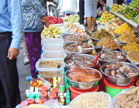  Hàng bán các loại mắm lóc, mắm sặc, mắm cá cơm.. cũng không một bóng ruồi. Ảnh: TRẦN NGỌC