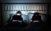 Cách khắc phục nguyên nhân khiến bạn mất ngủ khi dùng smartphone buổi tối
