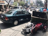 Ôtô biển xanh ép văng 2 tên cướp ở Sài Gòn