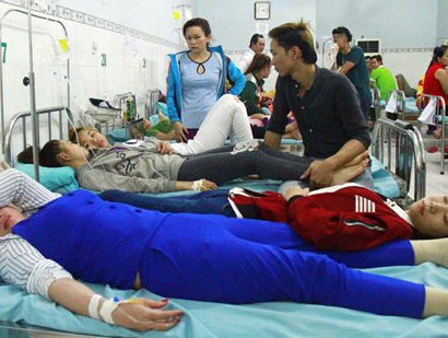 Hàng trăm công nhân ngộ độc thực phẩm phải nhập viện