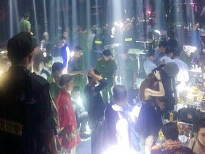 Cảnh sát vây quán bar ở Sài Gòn, tìm ma túy của dân chơi