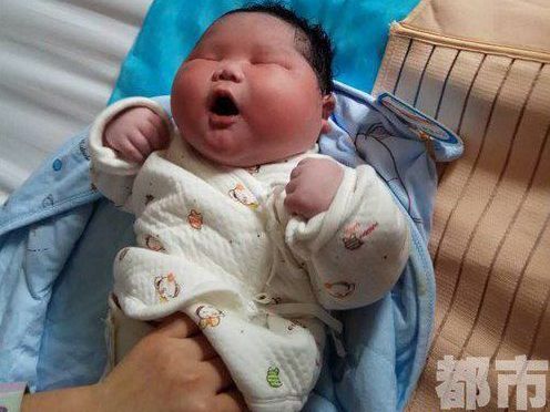 Bé sơ sinh nặng 6,7 kg ra đời ở Trung Quốc