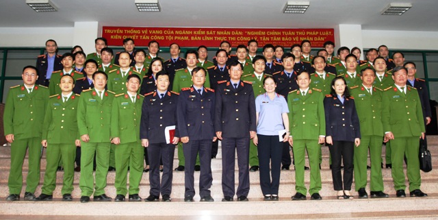 Phó Viện trưởng VKSNDTC Trần Công Phàn cùng lãnh đạo, cán bộ, công chức hai đơn vị chụp ảnh lưu niệm