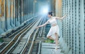 Tranh cãi bộ ảnh cô gái múa ballet trên đường tàu