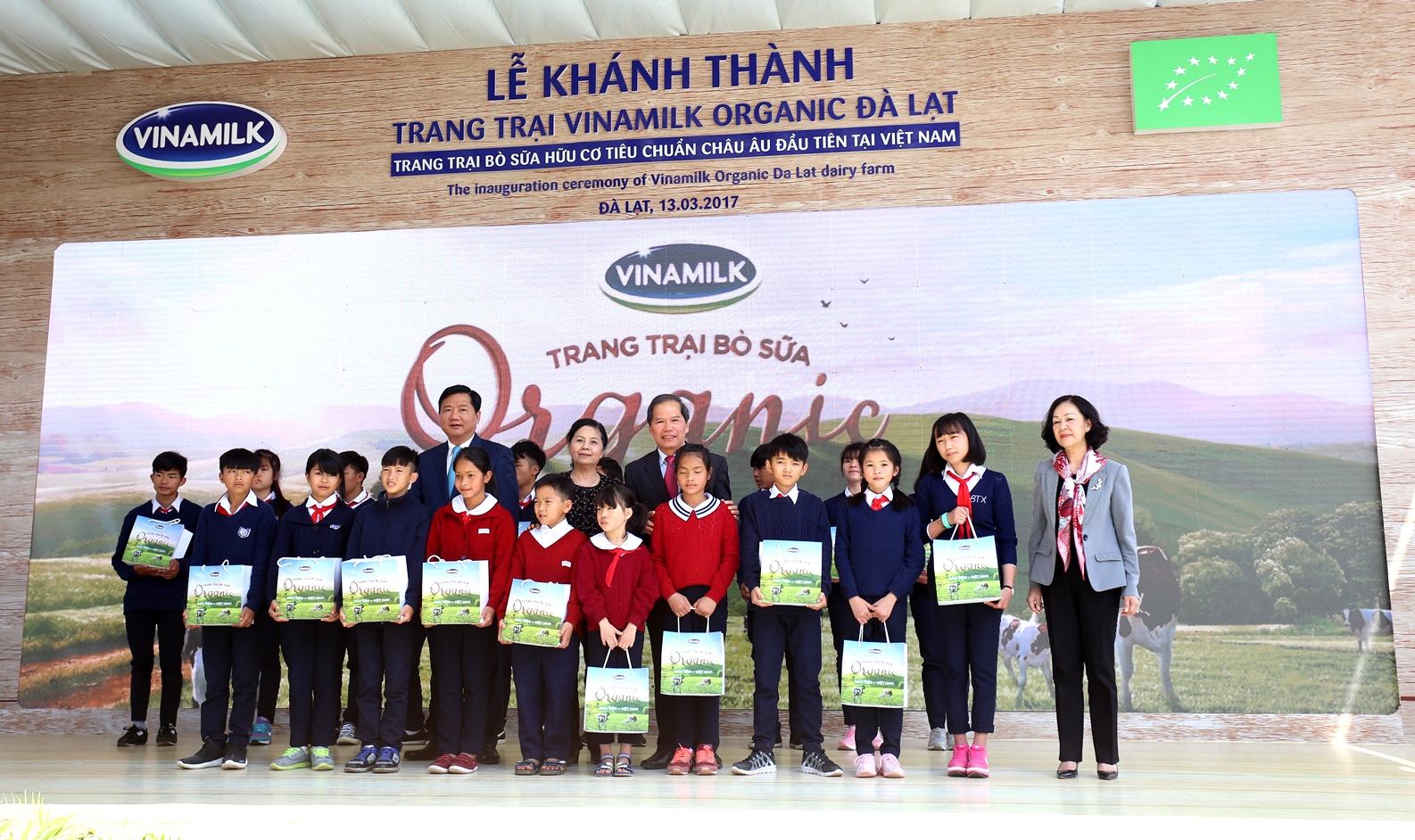 Dịp này, Vinamilk cũng trao tặng sữa cho trẻ em cơ nhỡ của trung tâm bảo trợ xã hội tỉnh Lâm Đồng. Các em ở trung tâm sẽ được uống sữa miễn phí trong vòng 3 tháng liên tục