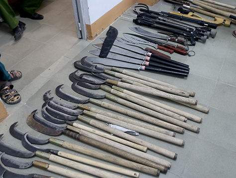 Cảnh sát nổ súng trấn áp gần 40 người mang súng hỗn chiến