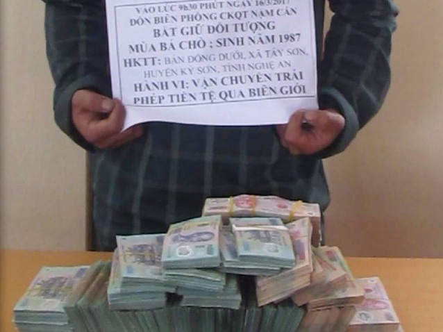 Bắt giữ người vác bì tiền 2 tỷ đồng vượt biên sang Lào