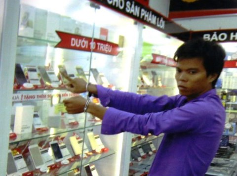 Bắt bảo vệ trộm 80 sản phẩm của cửa hàng FPT trị giá 1,5 tỷ đồng