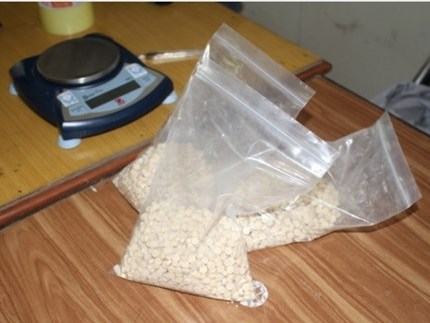 Bắt quả tang 1 shipper vận chuyển ma túy tổng hợp