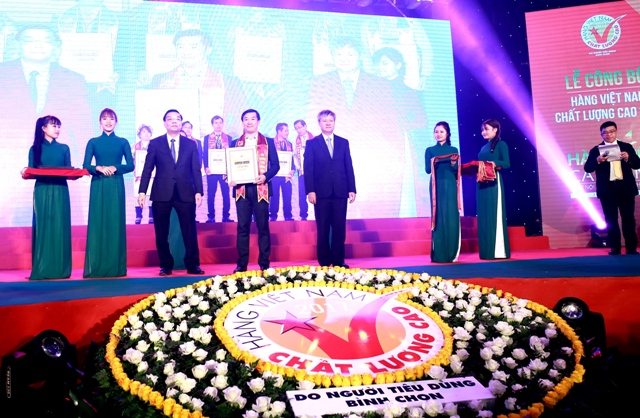 Ông Đỗ Thanh Tuấn – Giám Đốc Đối Ngoại Vinamilk đại diện công ty nhận giải thưởng Hàng Việt Nam chất lượng cao 21 năm liền do người tiêu dùng bình chọn