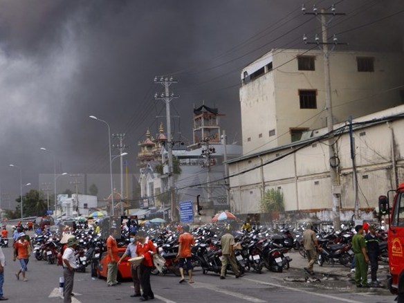 Cháy lớn đang bao trùm hơn 17 000m2 nhà xưởng ở Cần Thơ