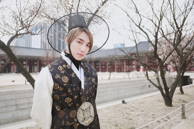 Nam ca sĩ khiến fan thích thú khi mặc hanbok. Ảnh: NVCC. 