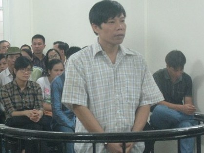 Cựu cán bộ phường nhận tiền lót tay được thay đổi tội danh