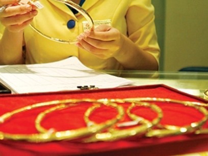 Giá vàng thế giới leo dốc, trong nước án binh bất động