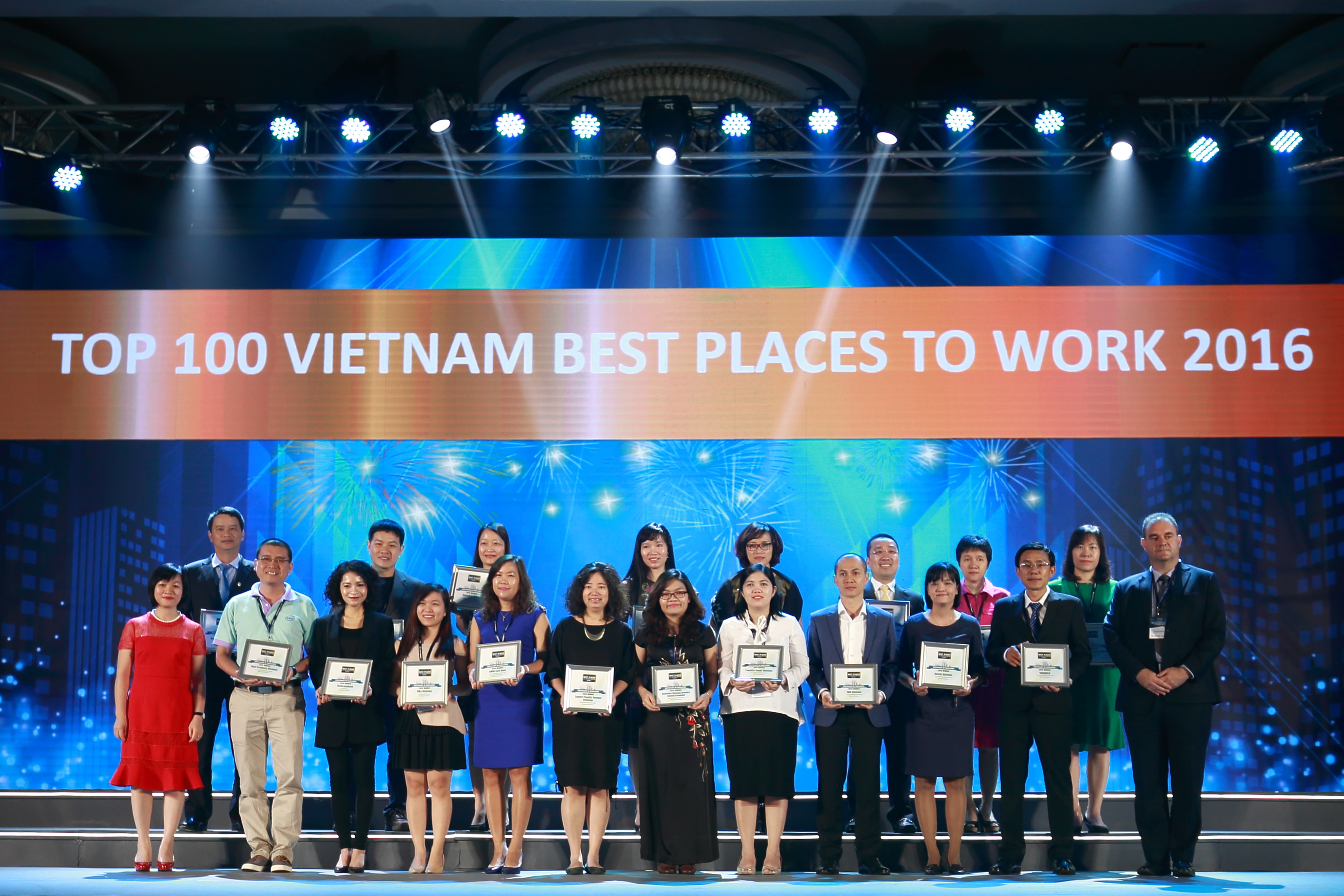 Đại diện Vinamilk cùng các doanh nghiệp được bình chọn top 100 nơi làm việc tốt nhất Việt Nam
