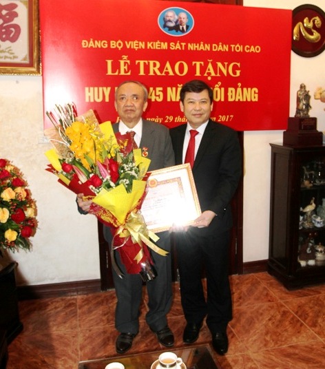 Viện trưởng VKSNDTC Lê Minh Trí trao tặng Huy hiệu 45 năm tuổi Đảng cho đồng chí Hà Mạnh Trí, nguyên Viện trưởng VKSNDTC