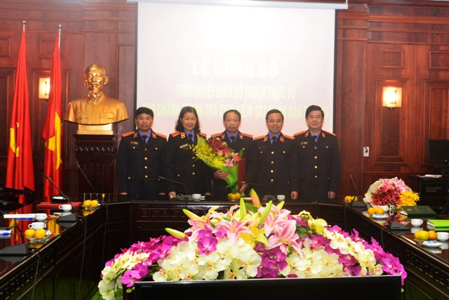 Phó Viện trưởng VKSNDTC Nguyễn Thị Thủy Khiêm trao quyết định và tặng hoa chúc mừng đồng chí Phạm Vũ Thắng 