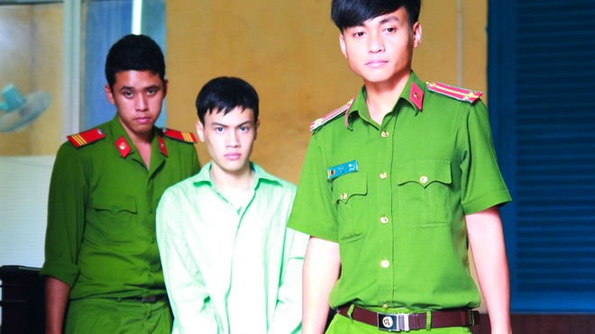  Nguyễn Văn Lực bị áp giải đến tòa. Ảnh: Kỳ Hoa.