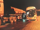 Ôtô khách va xe tải trên cao tốc Nội Bài - Lào Cai, 6 người thương vong