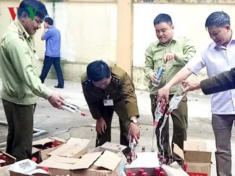 Hà Tĩnh tiêu hủy số lượng lớn rượu không rõ nguồn gốc xuất xứ