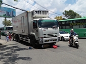 Thai phụ bị xe tải cuốn vào gầm, đẩy đi một đoạn trên đường