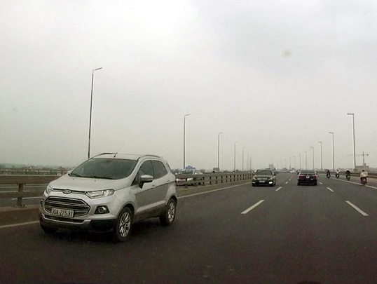 5 xe đi ngược chiều trên cầu Nhật Tân Một nữ tài xế trình diện