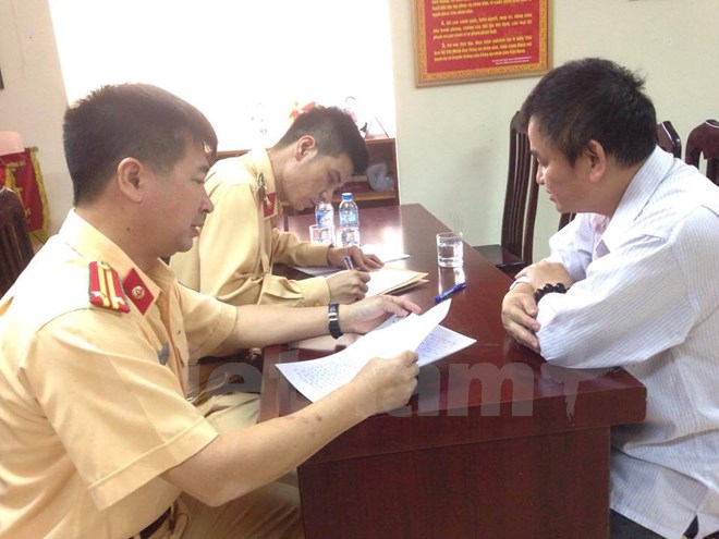 Tài xế xe biển xanh đi ngược chiều trên cầu Nhật Tân ra trình diện