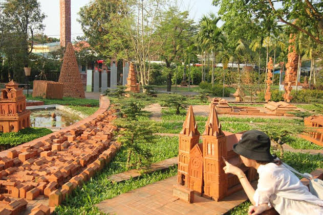  Du khách tới chụp ảnh tại làng gốm Thanh Hà. Nguồn