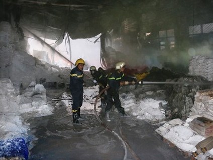 Cháy nổ lớn tại xưởng sơn ở TP Hồ Chí Minh