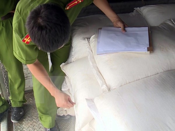 Quản lý thị trường Long An tạm giữ 6 tấn đường cát nhập lậu