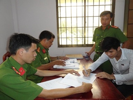 Thiếu nữ say rượu, 2 thanh niên thay nhau giao cấu