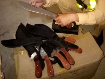 Xe khách chở hàng trăm hung khí, công cụ hỗ trợ trái phép