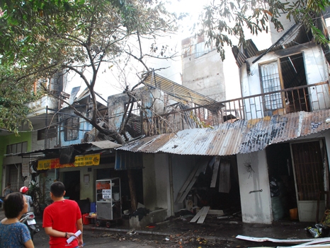 Mẹ bế con nhảy lầu, thoát khỏi đám cháy ở Sài Gòn