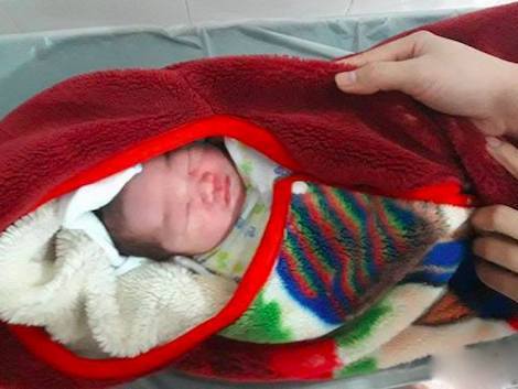 Bé sơ sinh nguyên dây rốn bị bỏ ở vệ đường