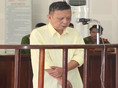 Say rượu con dùng búa đánh vào đầu cha