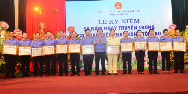 Phó Viện trưởng Thường trực VKSNDTC Nguyễn Hải Phong trao Bằng khen của Viện trưởng VKSNDTC cho các cá nhân có thành tích tại buổi Lễ