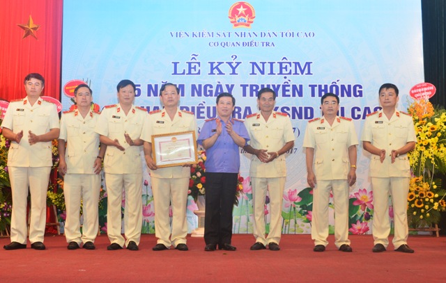 Viện trưởng VKSNDTC Lê Minh Trí trao Bằng khen cho tập thể Lãnh đạo Cơ quan điều tra VKSNDTC