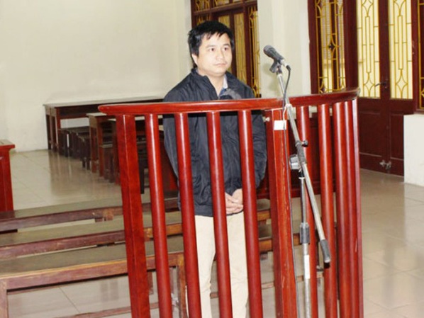 Dùng 7 chiếc điện thoại để dụ dỗ, dâm ô với bé gái 14 tuổi