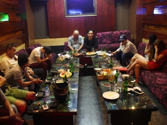 Dân anh chị vượt hơn 100km đi dự tiệc rồi chơi ma túy