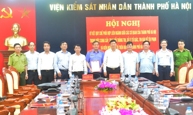 Lãnh đạo Ban Nội chính Thành ủy Hà Nội và VKND TP. Hà Nội chụp ảnh lưu niệm cùng các cơ quan ký kết Quy chế phối hợp liên ngành