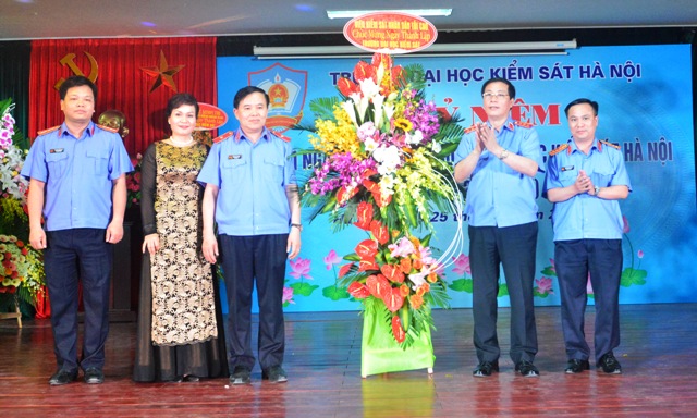 Đồng chí Nguyễn Hải Phong, Phó Viện trưởng Thường trực VKSNDTC tặng hoa chúc mừng nhà trường nhân kỷ niệm 47 năm ngày thành lập