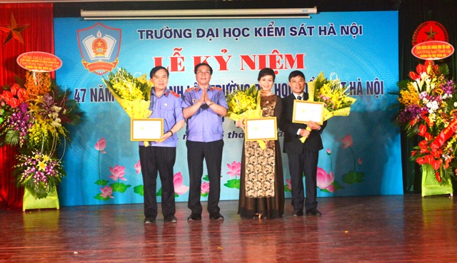 Phó Viện trưởng Thường trực VKSNDTC Nguyễn Hải Phong trao Kỷ niệm chương vì sự nghiệp giáo dục cho các cán bộ nhà trường