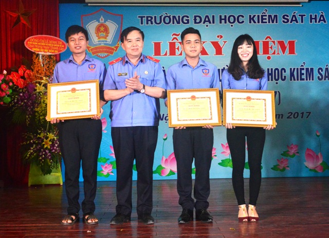 Hiệu trưởng Trường ĐHKS Hà Nội Phạm Mạnh Hùng trao Giấy khen cho các sinh viên giành giải Nhất cuộc thi “Sắc màu Asean 2017”