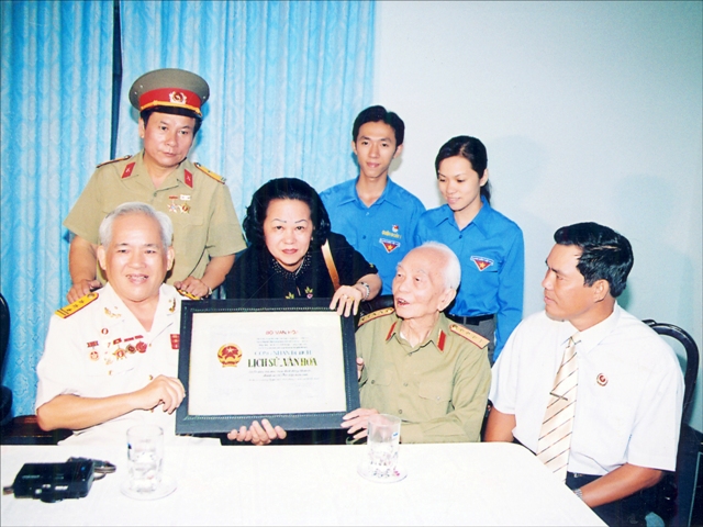 Đại tướng Võ Nguyên Giáp thăm di tích lịch sử - văn hóa cấp Quốc gia hầm chứa vũ khí của Biệt động Sài Gòn tại 287/68-70-72 Nguyễn Đình Chiểu, P5, Q3, TP. HCM và chụp ảnh lưu niệm cùng gia đình ông Trần Văn Lai