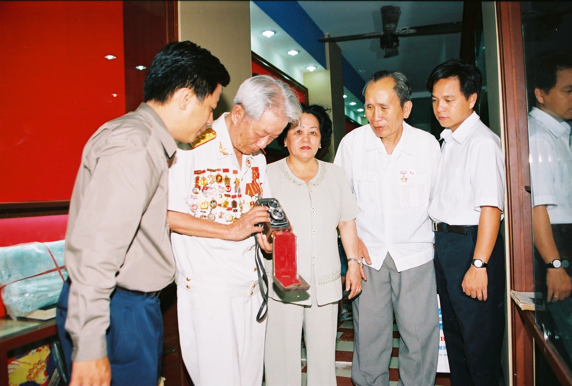 Đại tá nhà báo, nhà văn Quân đội Nguyễn Trần Thiết cùng đoàn cán bộ tình báo xem các hiện vật tại Di tích Lịch sử - Văn hóa Quốc gia hầm chứa vũ khí của Biệt động Sài Gòn tấn công Dinh Độc Lập tết Mậu Thân 1968