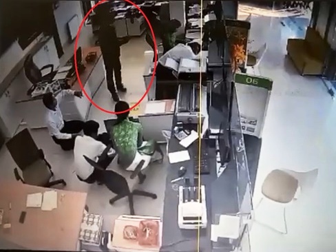 Nghi phạm cướp ngân hàng tại Trà Vinh có dị tật ở chân